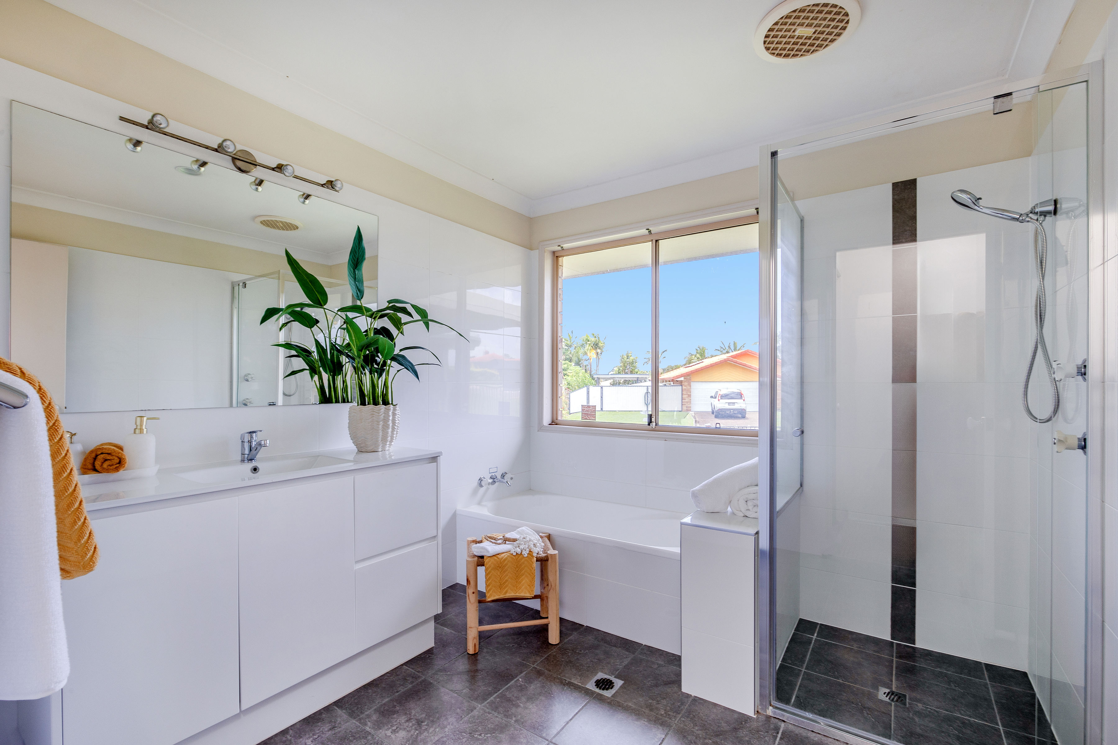 26 Crenshaw Court, Parkwood - Thumbnail 4