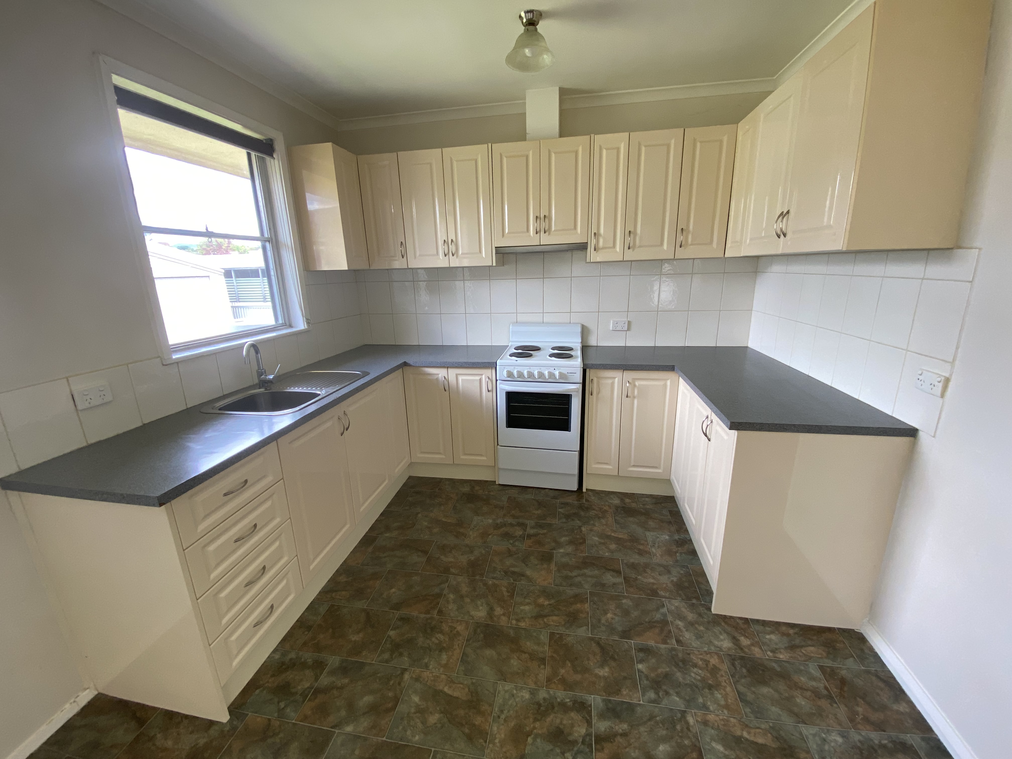 43 Hamilton Crescent, Corryong - Thumbnail 2
