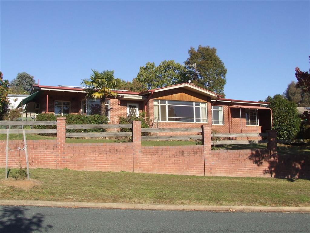 9 Greenham st, Corryong - Thumbnail 2