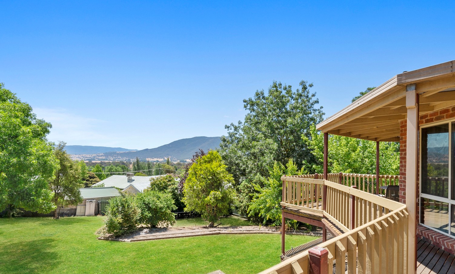 28 Jephcott Avenue, Corryong - Thumbnail 2