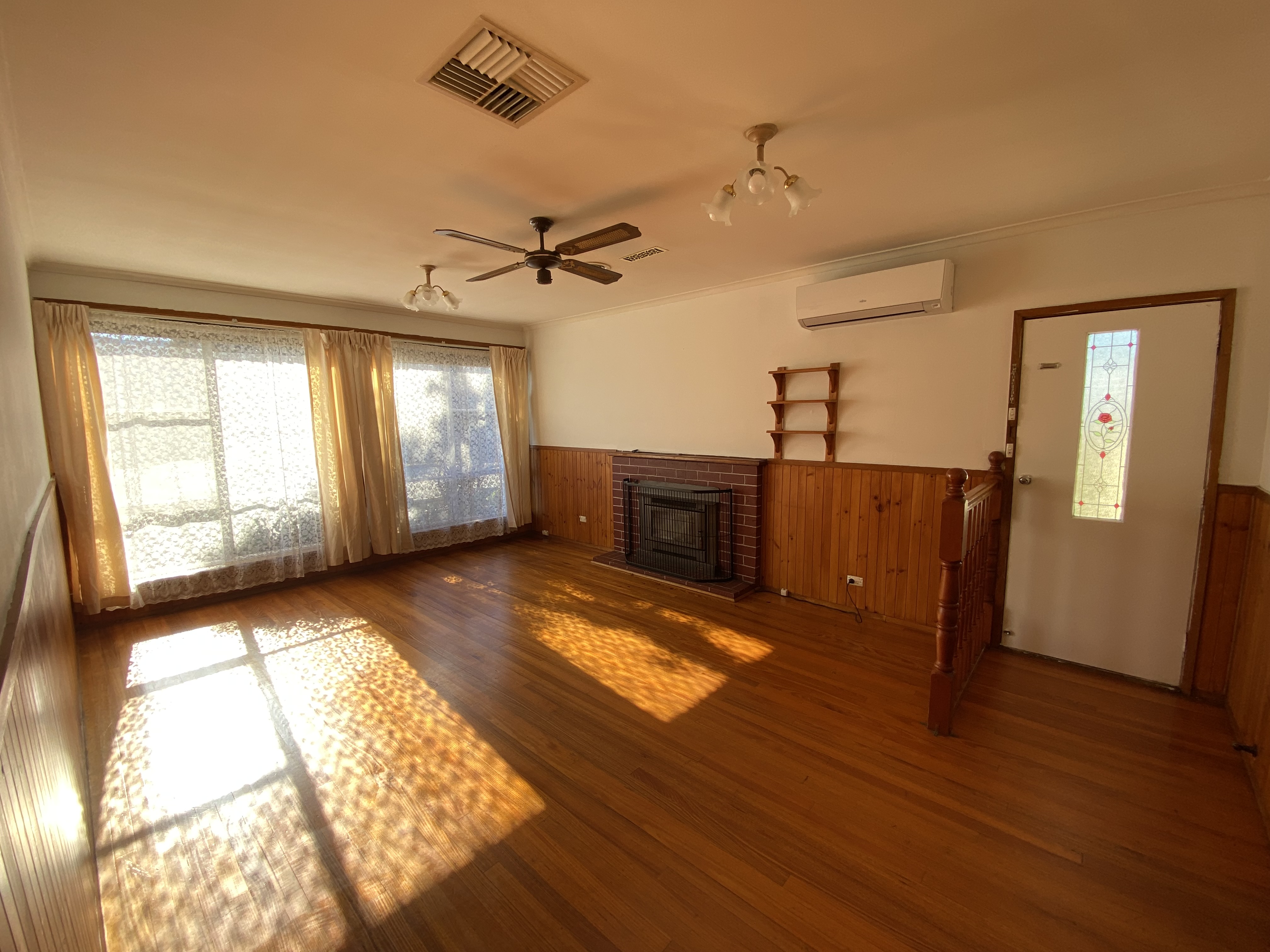 21 Hamilton Crescent, Corryong - Thumbnail 2